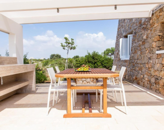 Terras buiten met een gootsteen Fani Luxury Villas in Italië.