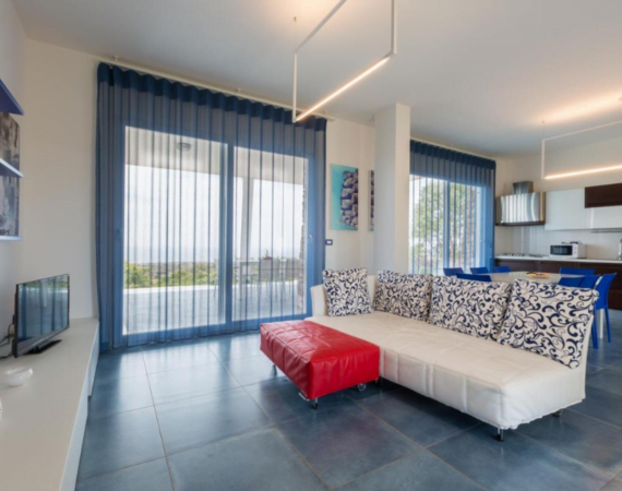 Woonkamer met een televisie Fani Luxury Villas in Italië.