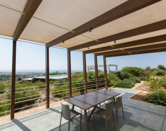 Terras met uitzicht op het landschap Fani Luxury Villas in Italië.