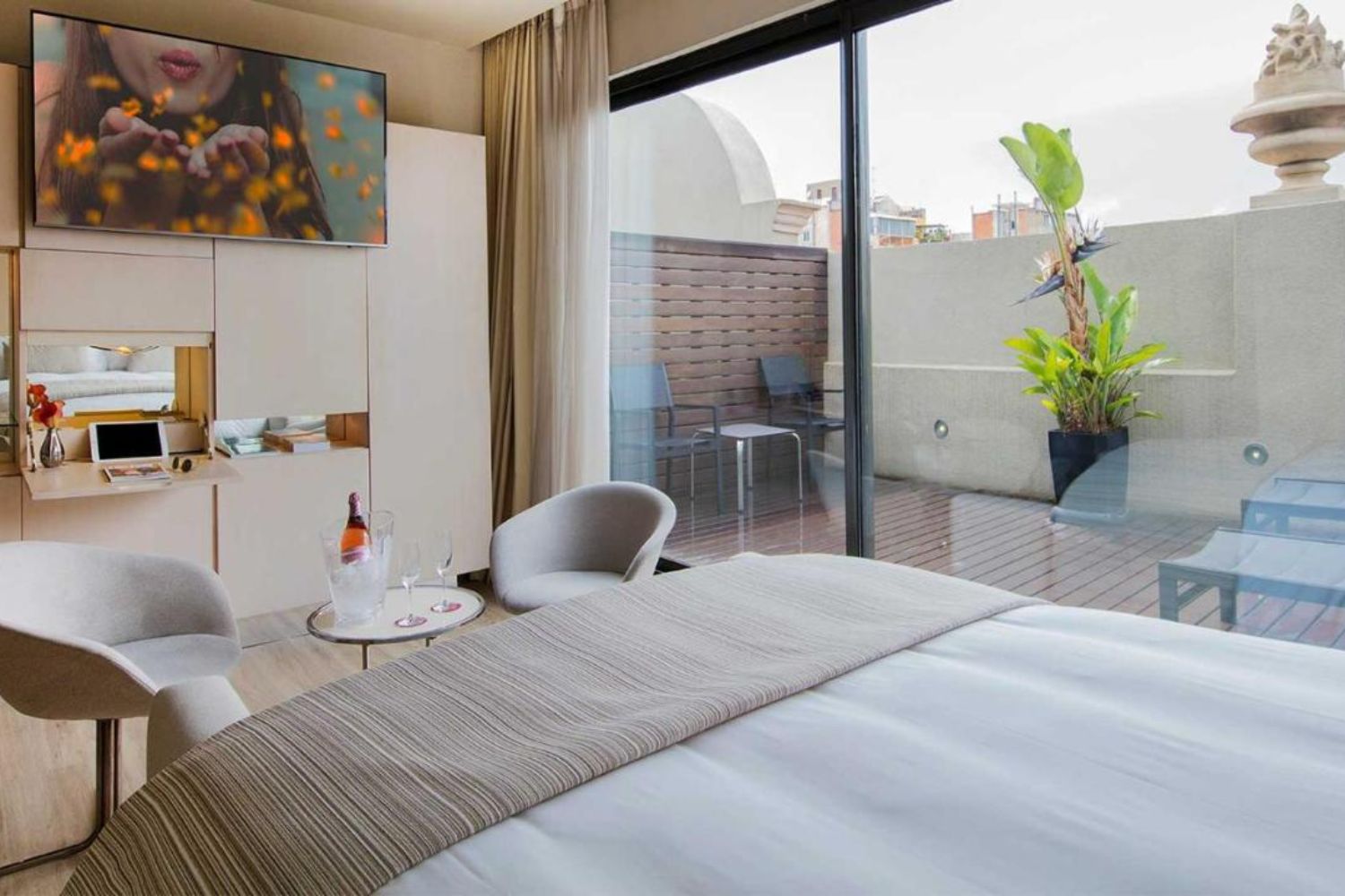 Cram Hotel (5) Kamer met een tweepersoonsbed en een balkon Cram Hotel in Spanje.