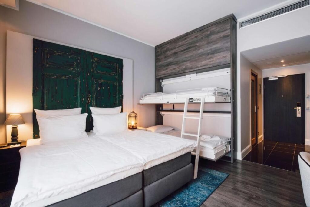 Hotelkamer met een tweepersoonsbed en een stapelbed in Berlijn Duitsland.