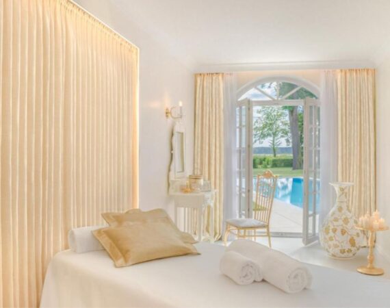 Spa kamer met uitzicht op het zwembad Villa Contessa in Duitsland.
