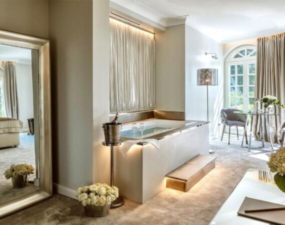 Luxe kamer met een bad Villa Contessa in Duitsland.