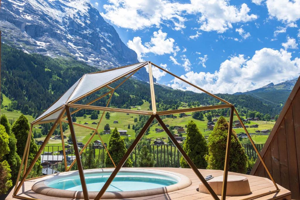 Boutique Hotel Glacier in Zwitserland hottub met uitzicht op de bergen.