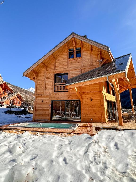Chalet ECRIN DES VIGNES in Frankrijk Chalet met een buitenzwembad.