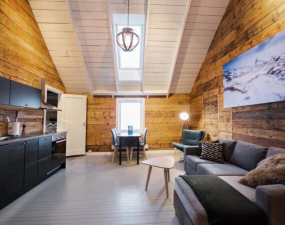 Hattvika Lodge in Lapland Noorwegen keuken met eettafel en bank.