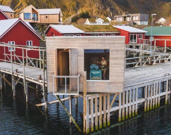 Hattvika Lodge in Lapland Noorwegen sauna met uitzicht op het water.