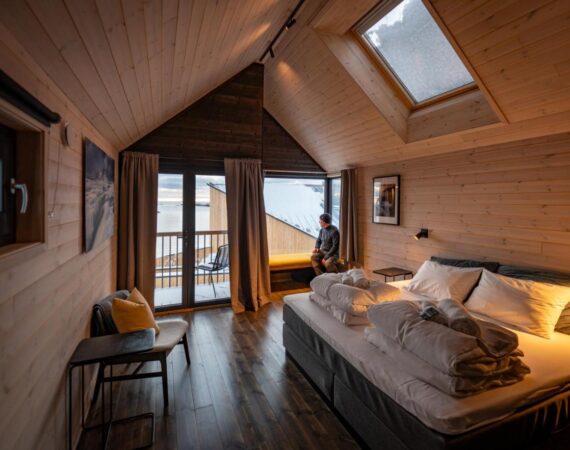 Hattvika Lodge in Lapland Noorwegen slaapkamer met een tweepersoonsbed.