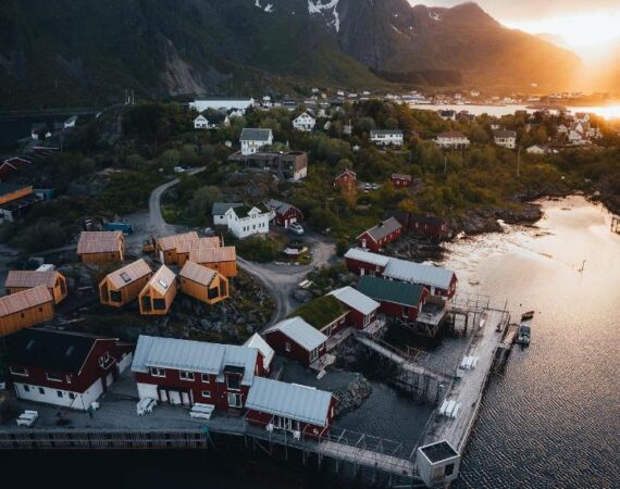Hattvika lodge in Lapland Noorwegen accomodatie aan het water.