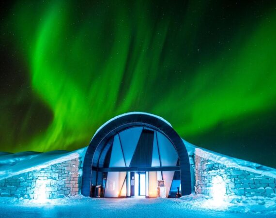 Icehotel in Zweden Lapland ijshotel met het noorderlicht.
