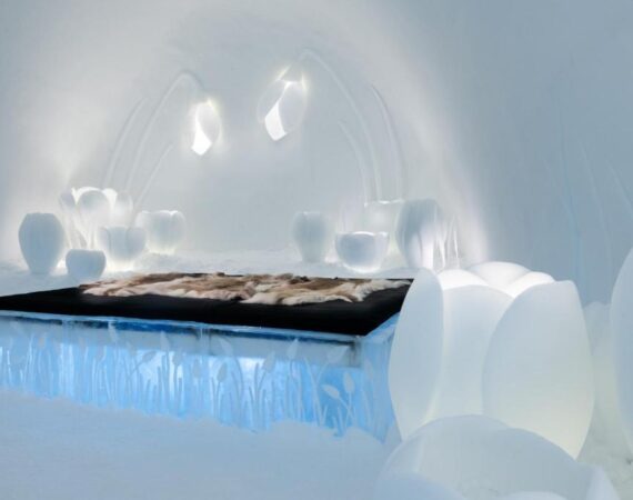 Icehotel in Zweden Lapland ijskamer met een tweepersoonsbed.