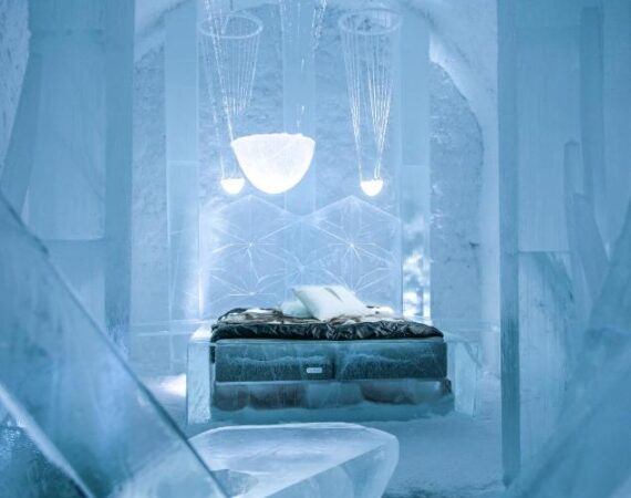 Icehotel in Zweden Lapland ijskamer met beelden van ijs.