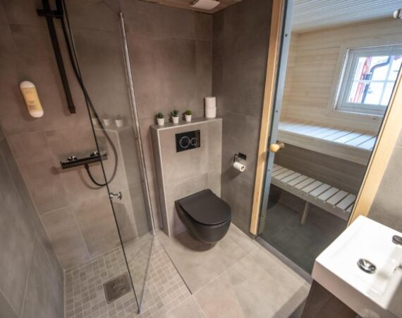 Manndalen Sjøbuer in Lapland Noorwegen badkamer met een sauna.