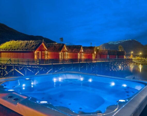 Manndalen Sjøbuer in Lapland Noorwegen hottub met uitzicht over het water.