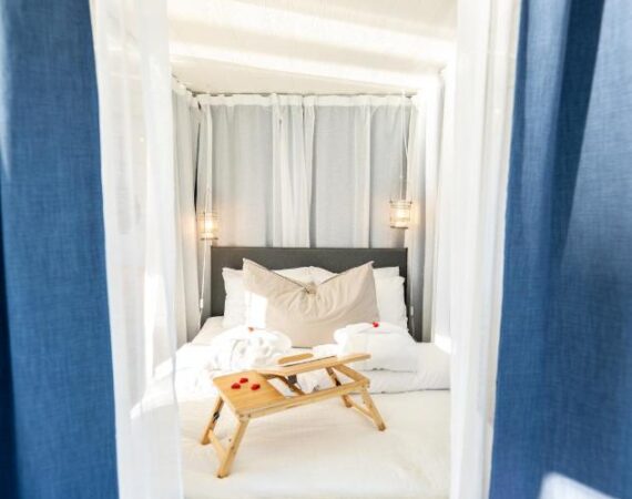 Norwegian Wild in Lapland Noorwegen Slaapkamer met een tweepersoonsbed.