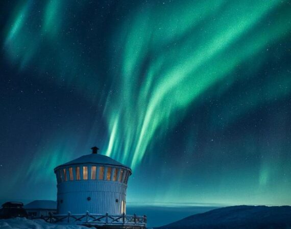 Norwegian Wild in Lapland Noorderlicht aan het water.