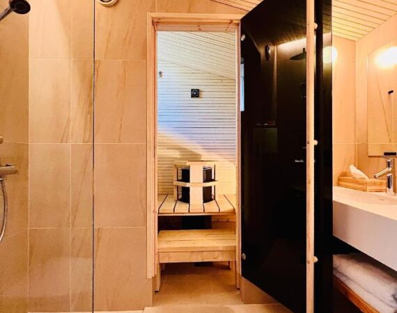Nova Skyland Hotel in Lapland Finland badkamer met een sauna.