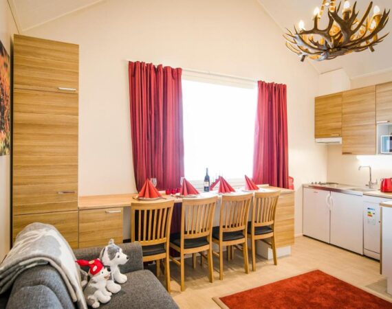 Santa Claus Holiday Village Lapland Finland keuken met een fornuis, magnetron en een waterkoker.