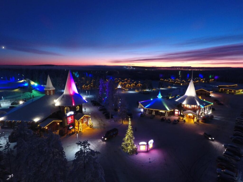 Santa Claus Holiday Village in Lapland Finland kerst dorpje met kerstverlichting.