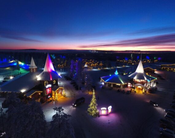 Santa Claus Holiday Village in Lapland Finland kerst dorpje met kerstverlichting.