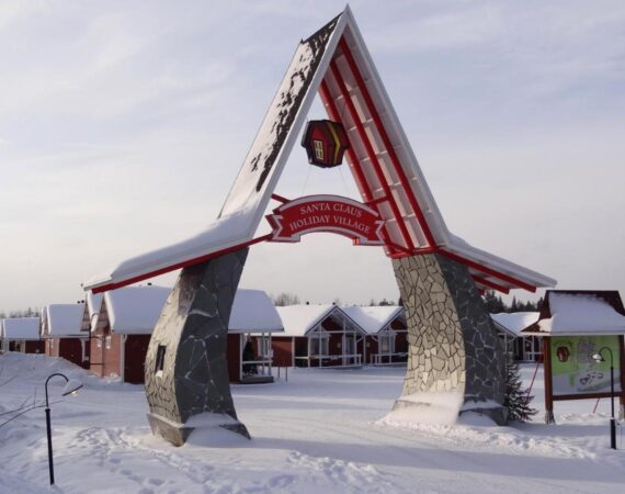 Santa Claus Holiday Village in Lapland Finland vakantiehuisjes in de sneeuw.
