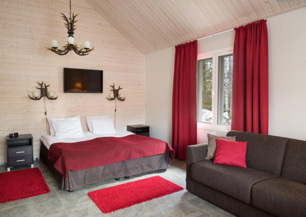 Santa Claus Holiday Village in Lapland Finland kamer met een tweepersoonsbed en een tv