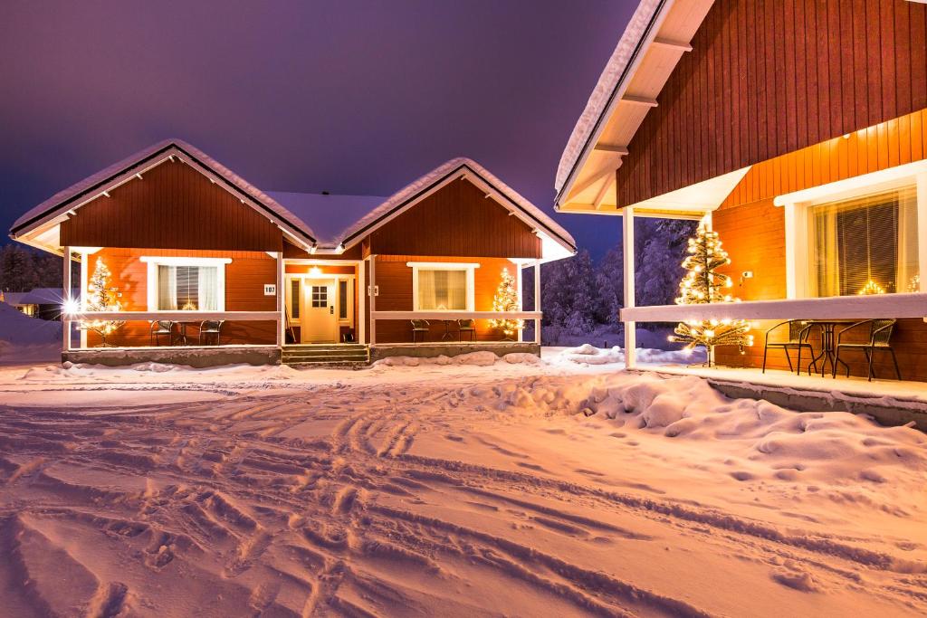 Santa Claus Holiday Village in Lapland Finland verlichte vakantiehuisjes in de sneeuw.