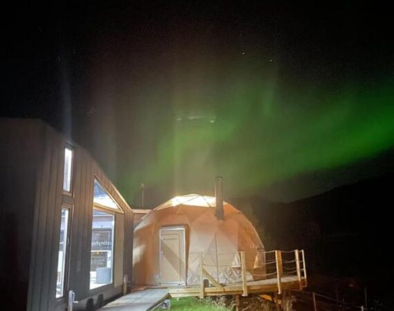 Storjord Farmstay Glamping Lapland Noorwegen huisje en tent noorderlicht.