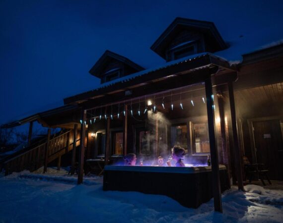 Tundrea Holiday Resort in Lapland Finland Hottub bij chalet.