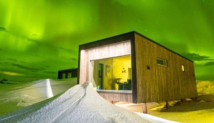Varanger View in Lapland Noorwegen huisje in de sneeuw met het noorderlicht.