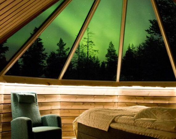 Wilderness Hotel Inari & Igloos in Finland Lapland aurora huisje met uitzicht op het Noorderlicht.