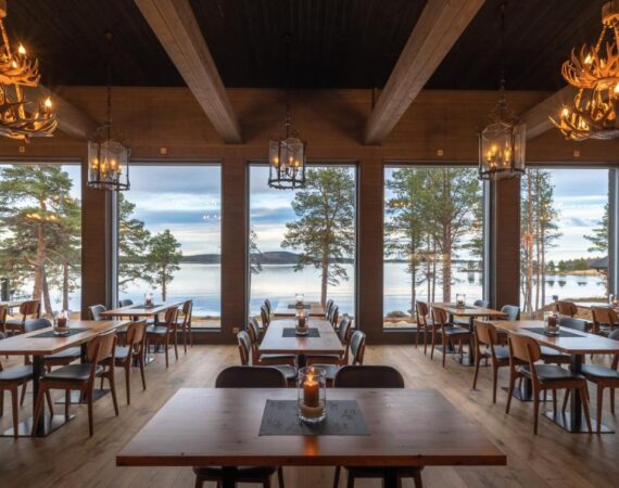 Wilderness Hotel Inari & Igloos in Finland Lapland restaurant met uitzicht over het water.