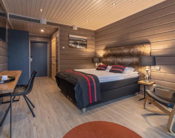 Wilderness Hotel Inari & Igloos in Finland Lapland kamer met een tweepersoonsbed en een televisie.
