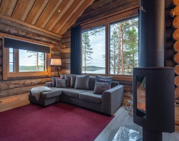 Wilderness Hotel Inari & Igloos in Finland Lapland woonkamer met een kachel.