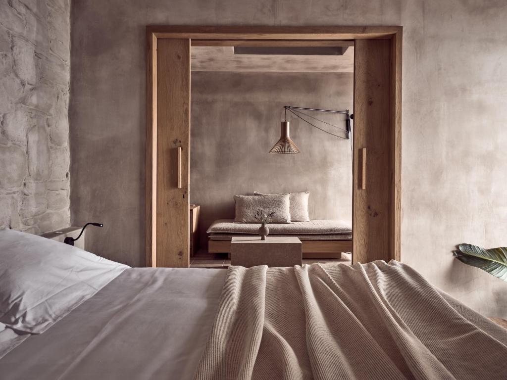 Acro Suites in Griekenland slaapkamer met een tweepersoonsbed.