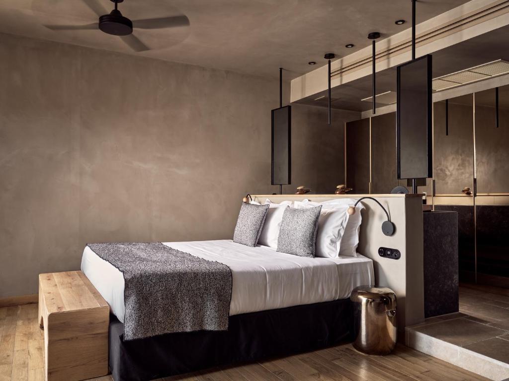 Acro Suites in Griekenland Slaapkamer met een tweepersoonsbed.