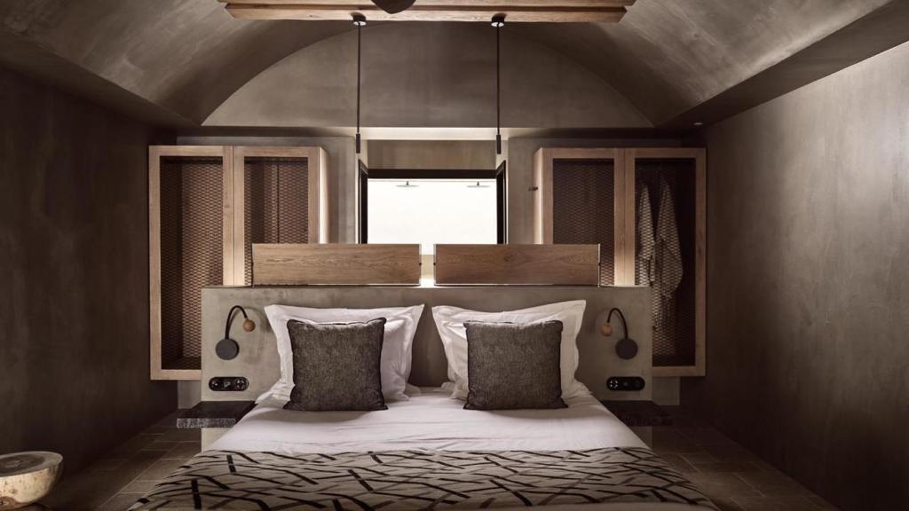 Acro Suites in Griekenland Suite met een tweepersoonsbed en twee kledingkasten.