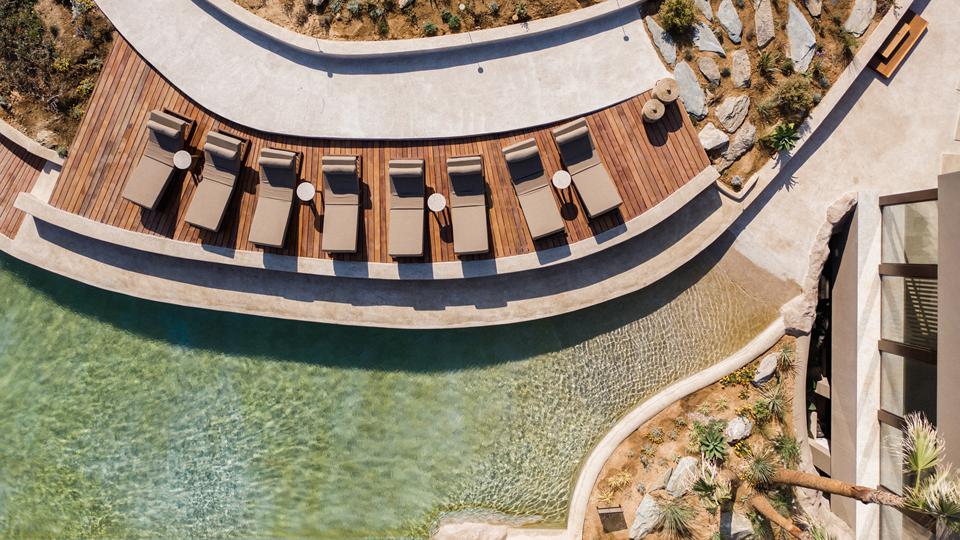 Acro Villas Griekenland Zwembad met ligstoelen Acro Villas in Griekenland Zwembad met ligstoelen.