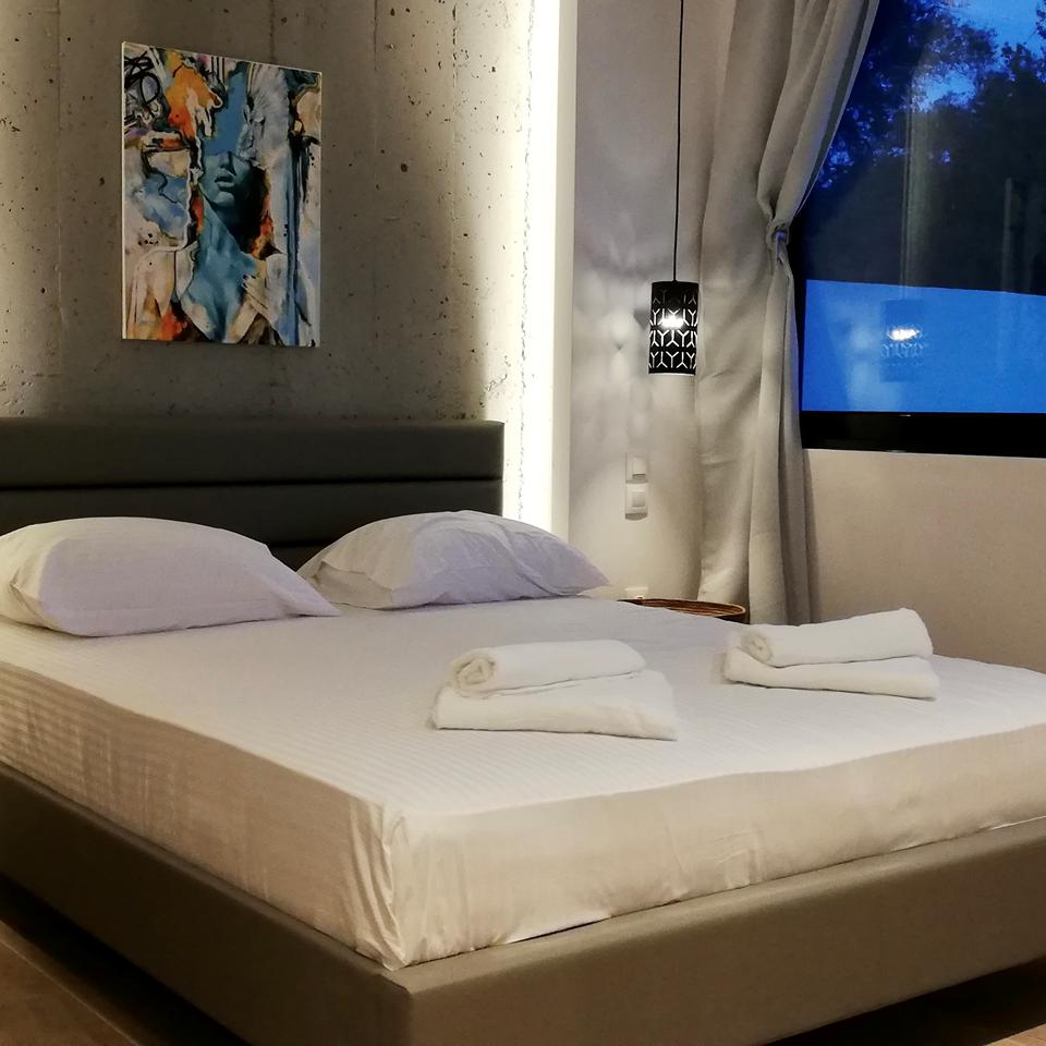 Adipni Villas in Griekenland slaapkamer met een tweepersoonsbed.