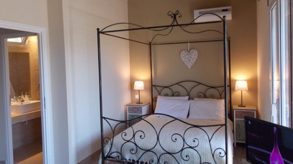 Adipni Villas Griekenland Slaapkamer tweepersoonsbed Adipni Villas in Griekenland slaapkamer met een tweepersoonsbed en een badkamer.