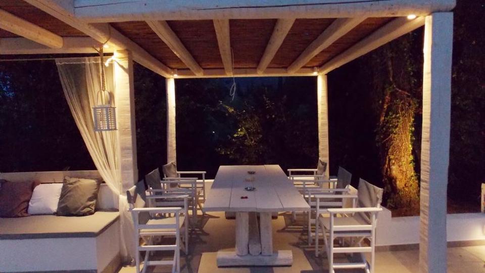 Adipni Villas Griekenland Terras Adipni Villas in Griekenland overkapt terras.