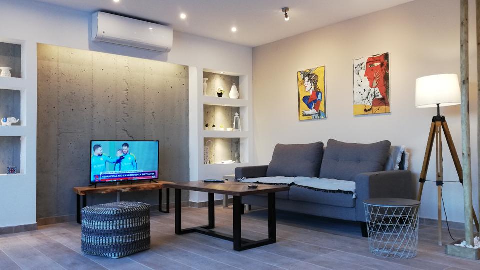 Adipni Villas Griekenland Woonkamer Adipni Villas in Griekenland woonkamer met een televisie.