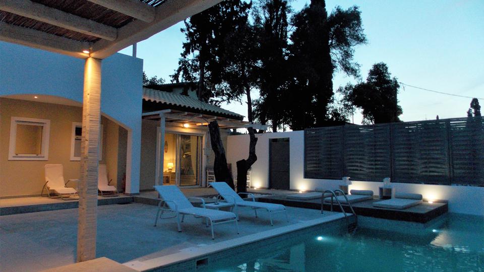 Adipni Villas Griekenland Zwembad met ligstoelen Adipni Villas in Griekenland zwembad met ligstoelen.