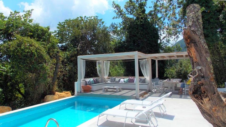 Adipni Villas Griekenland Zwembad met loungehoek Adipni Villas in Griekenland loungebank en terras bij zwembad.