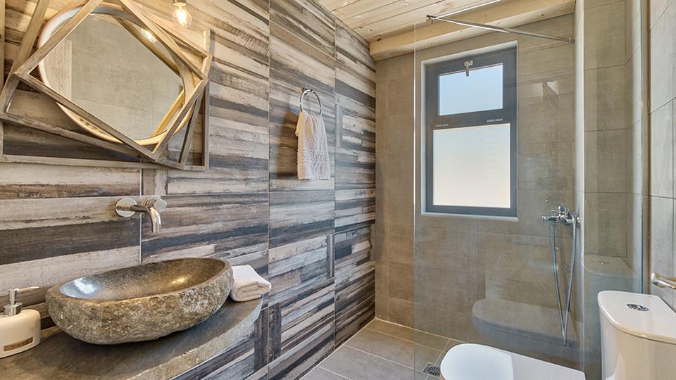 Alonia Villas Griekenland Badkamer Alonia Villas in Griekenland badkamer met een douche, toilet en wastafel.