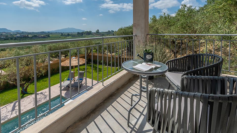 Alonia Villas Griekenland balkon met uitzicht over landschap Alonia Villas in Griekenland balkon met uitzicht over landschap