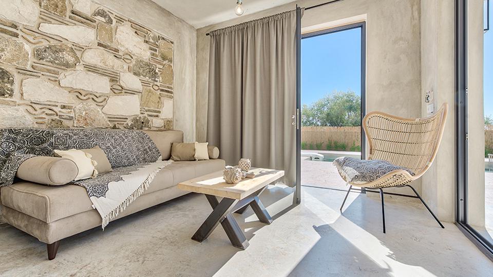 Alonia Villas Griekenland woonkamer met deuren naar buiten Alonia Villas in Griekenland woonkamer met deuren naar buiten