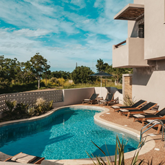 Amoessa Boutique in Griekenland zwembad met ligstoelen.