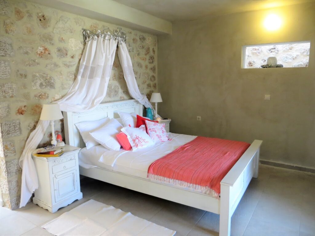 El Camino Villas in Griekenland slaapkamer met een tweepersoonsbed.