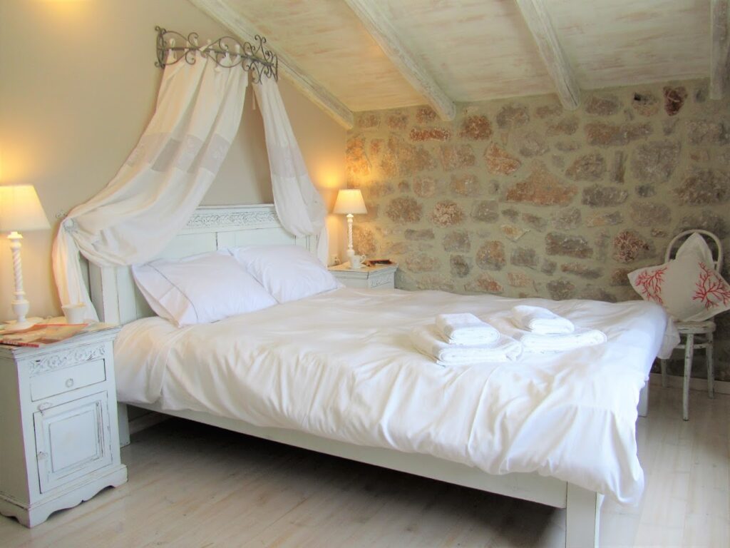 El Camino Villas in Griekenland slaapkamer met een tweepersoonsbed.